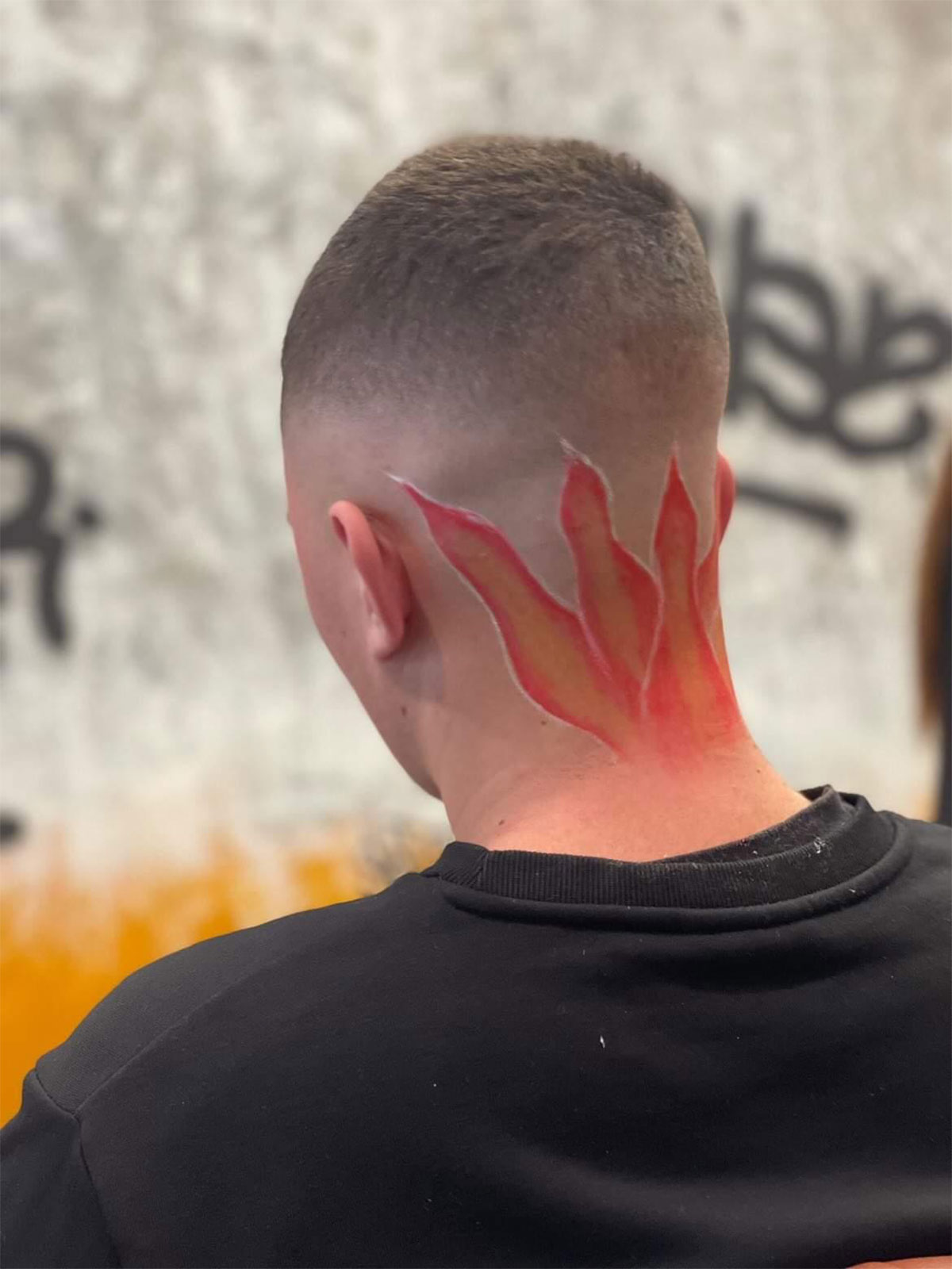 Κούρεμα με textured crop και mid fade, μπροστά στον σκούρο μπλε τοίχο του POLEBER