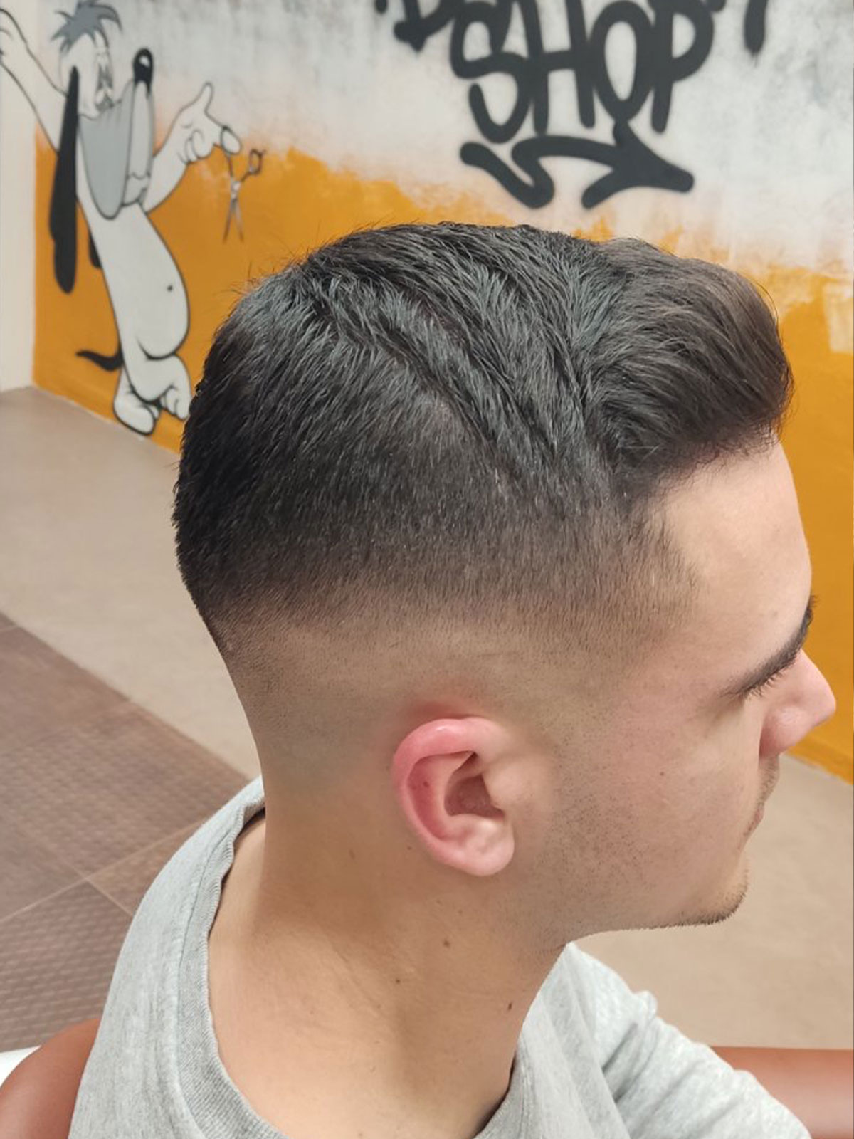 Κοντό κούρεμα με ξανθές άκρες και skin fade, προφίλ