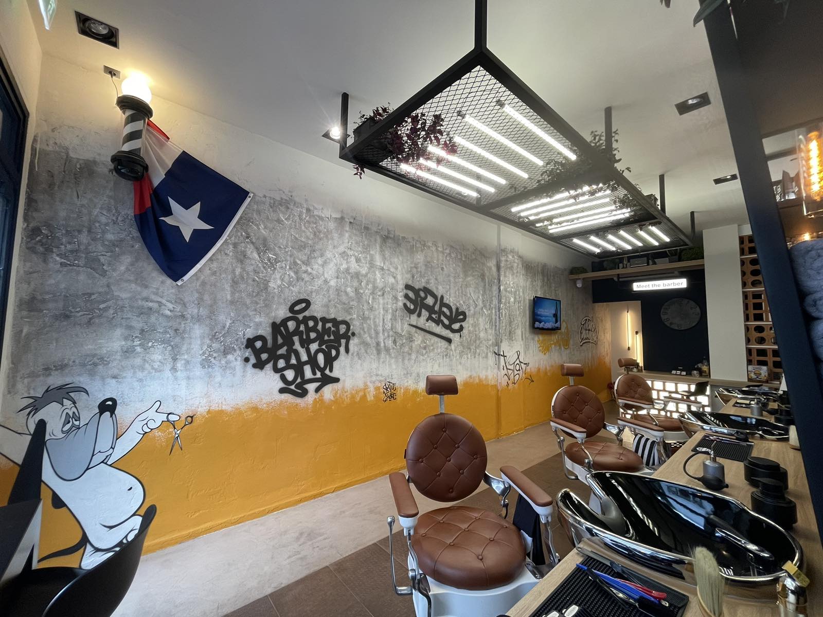 Ο τοίχος του POLEBER: γκράφιτι με την αρκούδα και «BARBER SHOP»